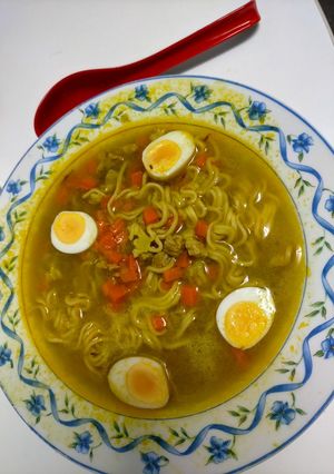 Una foto de Sopa noodles con verduras y carne