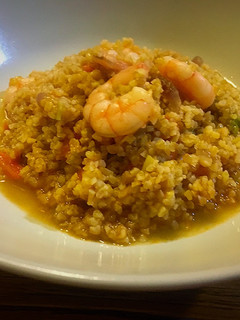 Una foto de Bulgur con verduras y langostinos