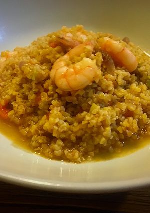 Una foto de Bulgur con verduras y langostinos