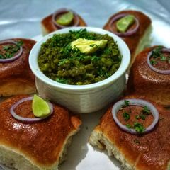 Hariyali Pav-Bhaji A picture of Hariyali Pav-Bhaji.