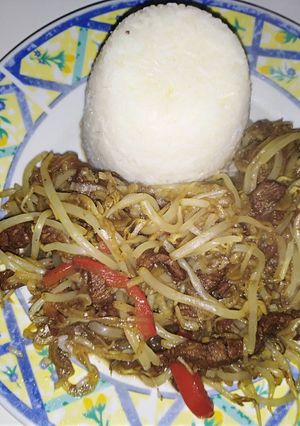Una foto de Salteado de cuadril con brotes de soja