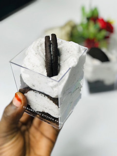 A picture of Oreo pot desserts.