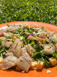 Una foto de Ensalada primaveral fresca con merluza #lunesdereciclado #livianoynutritivo #primavera