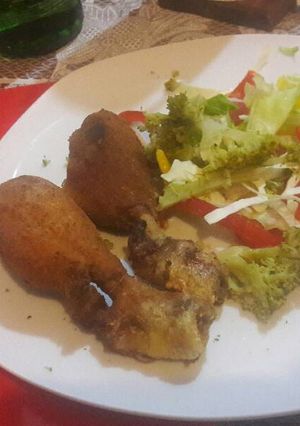Una foto de Pollo estilo KFC con ensalada multicolor