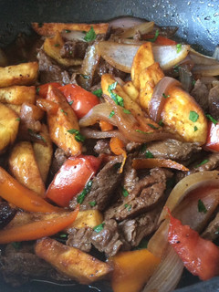 Una foto de Lomo saltado