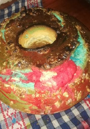 Una foto de Queque de Colores con nueces