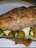 Hamburguesa casera sobre pan integral con verdura