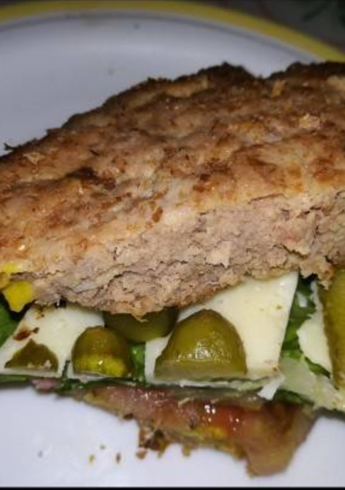 Una foto de Hamburguesa casera sobre pan integral con verdura