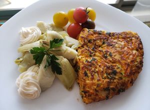 Una foto de Tortilla de zanahoria con fondos de alcachofa y tomates cherry