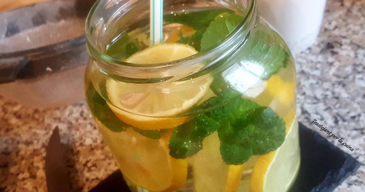 Agua de limón y hierbabuena Receta de Montse Casellas - Trasteamos en mi  Cocina?- Cookpad