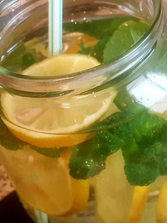 Una foto de Agua de limón y hierbabuena