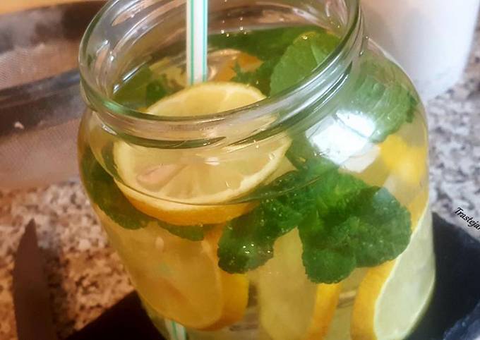 Agua fresca de limón con hierbabuena!