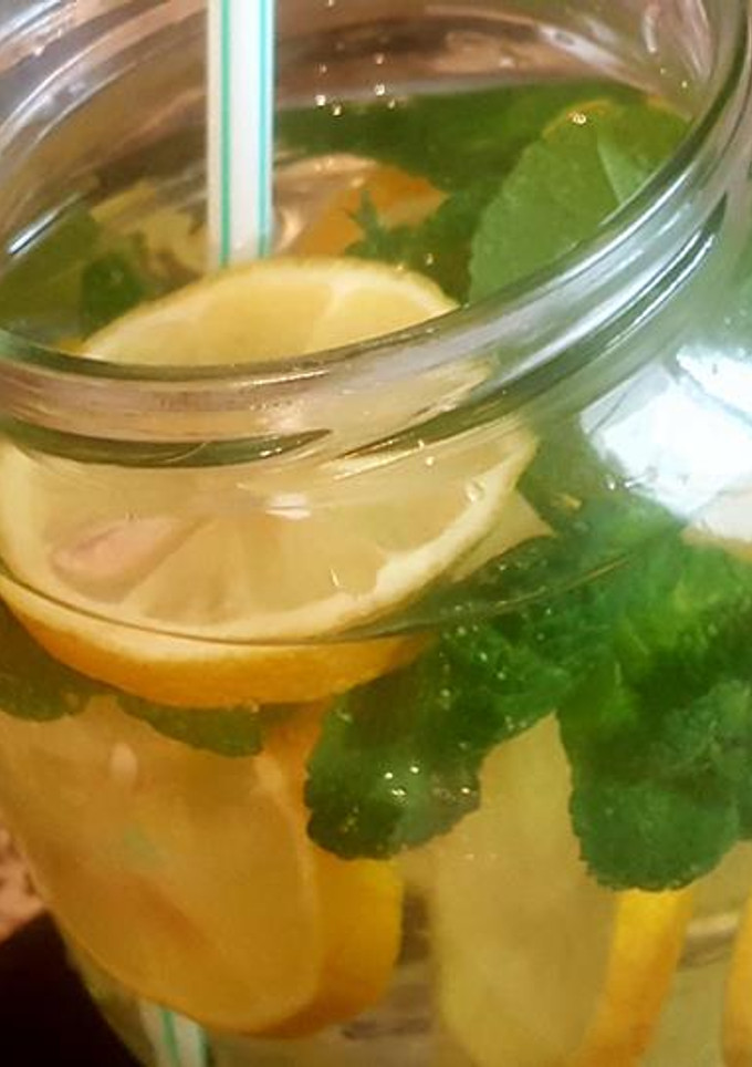 Una foto de Agua de limón y hierbabuena