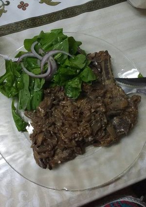 Una foto de Bifes con cebolla y champiñones