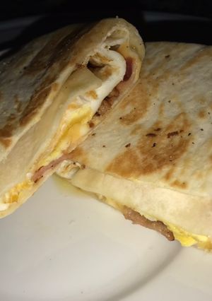 Reggeli / Tojásos-sajtos tortilla bacon-nel recept fotója
