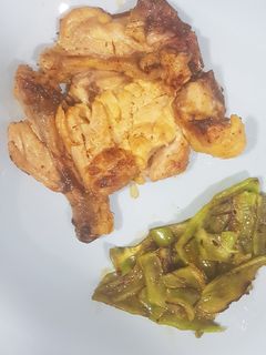 Una foto de Contramuslo de pollo con guarnición de pimiento