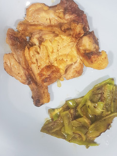 Una foto de Contramuslo de pollo con guarnición de pimiento