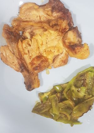 Una foto de Contramuslo de pollo con guarnición de pimiento