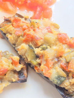 Una foto de Berenjenas rellena de revuelto de hortalizas y parmesano