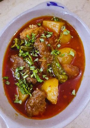 A picture of Aloo gosht.