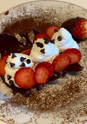 Foto di Cestino di cioccolato con panna e fragole