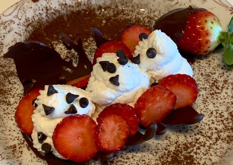 Recetta di Veloce Cestino di cioccolato con panna e fragole