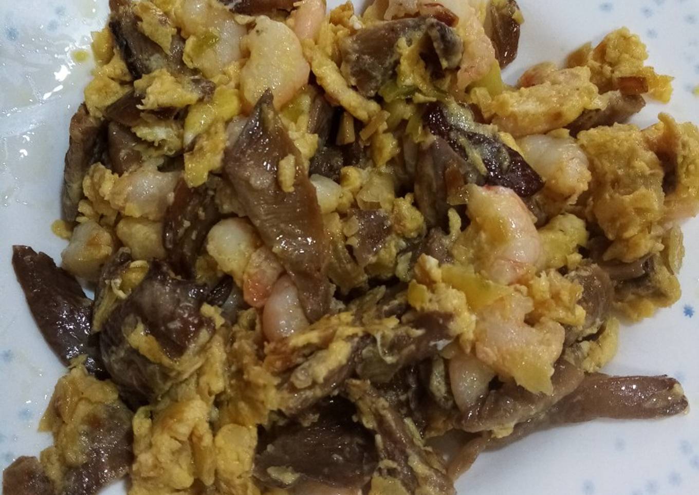 Revuelto de setas, ajos tiernos y gambas