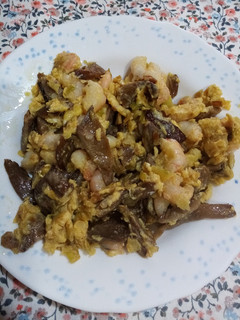 Una foto de Revuelto de setas, ajos tiernos y gambas