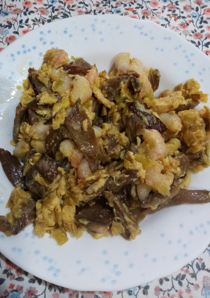 Una foto de Revuelto de setas, ajos tiernos y gambas