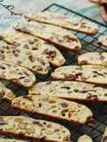 Biscotti vị hạnh nhân, cranberry, hạt dẻ cười