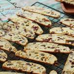 Hình của món Biscotti vị hạnh nhân, cranberry, hạt dẻ cười.