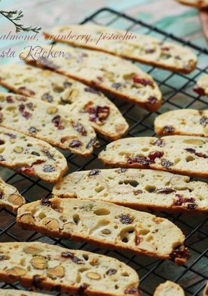 Hình của món Biscotti vị hạnh nhân, cranberry, hạt dẻ cười.