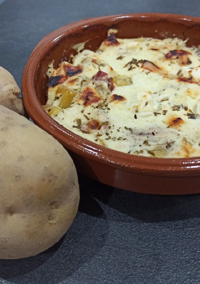 Una foto de Patatas al horno 🥔🧀🌡️(receta de reciclaje)