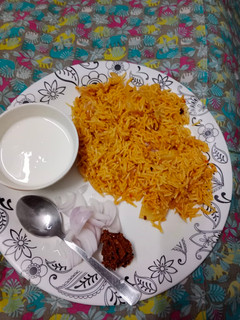 प्याज टमाटर आलू चावल(pyaz tamatar aloo chawal recipe in hindi) रेसिपी मुख्य फोटो