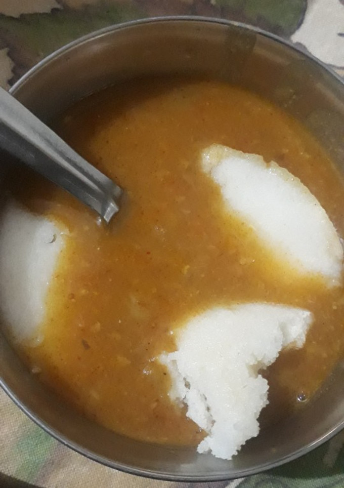 A picture of Idli sambhar.