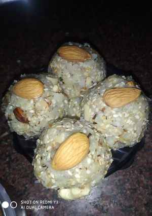 तिल के लड्डू(Till ke laddu recipe in Hindi) रेसिपी मुख्य फोटो