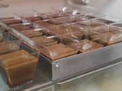 Una foto de flan de café