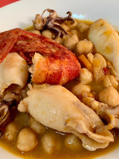 Una foto de Garbanzos con chipirones 🦑 y gambones 🦐