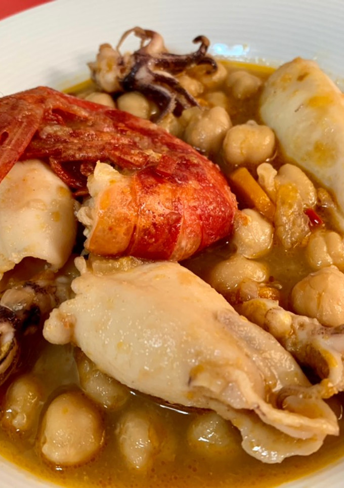 Una foto de Garbanzos con chipirones 🦑 y gambones 🦐