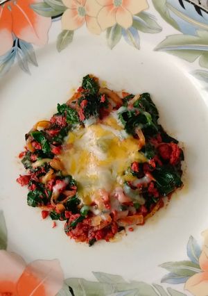 Una foto de Chorizo con espinacas y queso