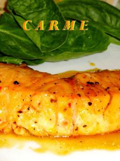 Una foto de Salmón con salsa de naranja