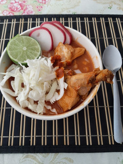 Una foto de Pozole delicioso de cerdo y pollo
