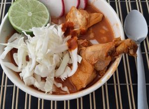 Una foto de Pozole delicioso de cerdo y pollo