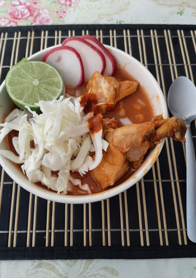Una foto de Pozole delicioso de cerdo y pollo