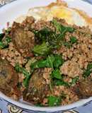 กะเพราไข่เยี่ยวม้าหมูสับ