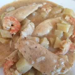 Una foto de Gallo en salsa con patatas y gambas en mambo