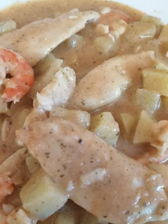 Una foto de Gallo en salsa con patatas y gambas en mambo