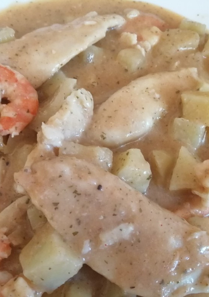 Una foto de Gallo en salsa con patatas y gambas en mambo