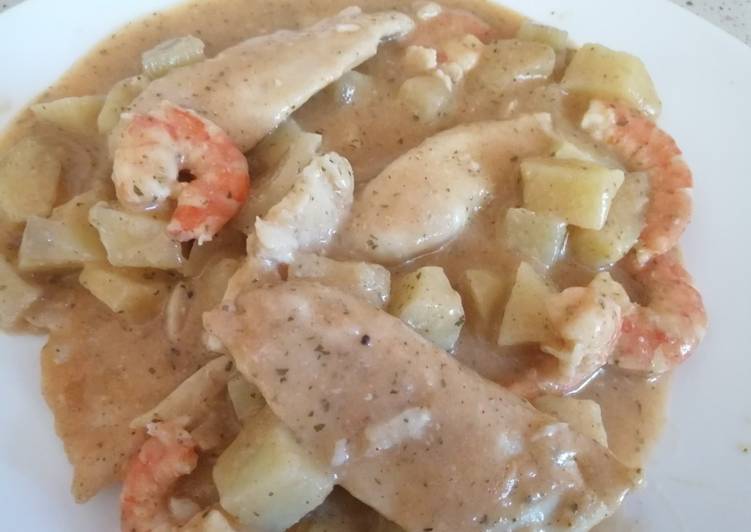 Gallo en salsa con patatas y gambas en mambo