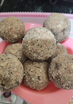 आटा रवा ड्राई फ्रूट्स लड्डू (Aata rava dry fruits laddu recipe in Hindi) रेसिपी मुख्य फोटो